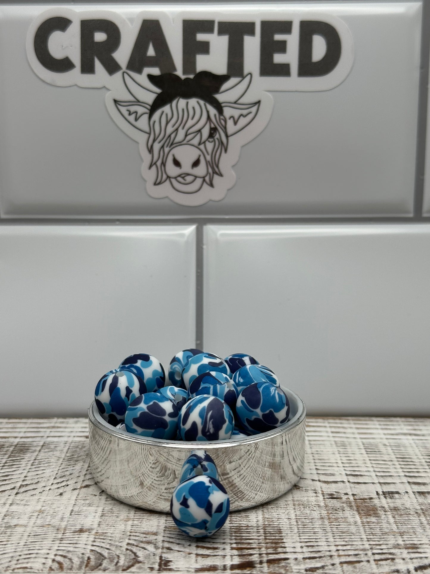 Blue camo 15 mm round bead